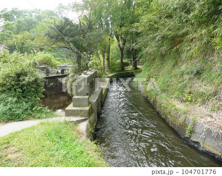通潤橋　上流側笹原川水路と水門 104701776