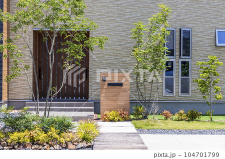 新築住宅の玄関アプローチ 104701799