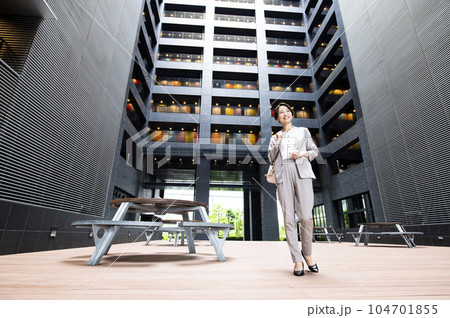 ビジネス　女性　通勤　キャリアウーマン 104701855