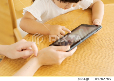 タブレットを見る親子 タブレットを見る親子 104702705