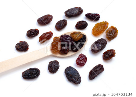 Dried grape on white background. 104703134