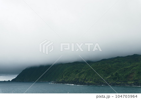雲に覆われた八丈島の三原山方面 104703964