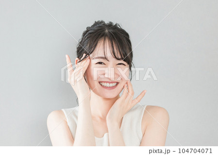 スキンケアをする美肌のアジア人女性（美容・スキンケアイメージ） 104704071