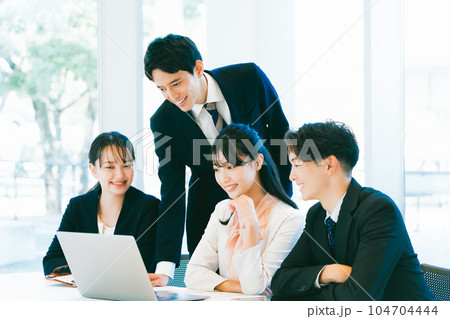 明るいオフィスでミーティングをする男女ビジネスチーム 明るいオフィスでミーティングをする男女ビジネスチーム 104704444