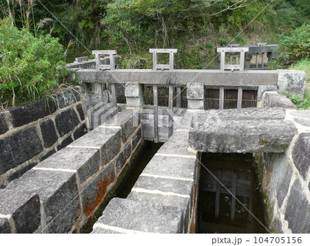 通潤橋上流水門と3本の導水管 漆喰で水密を保つ 通潤橋上流水門と3本の導水管 漆喰で水密を保つ 104705156