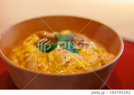 素材　秋田名物　比内地鶏の親子丼 104705262