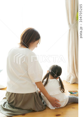 寄り添う親子のポートレート 104705285