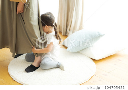 ママに抱きつく子供の写真 104705421