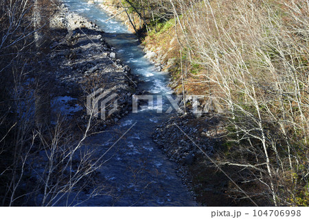 秋の美瑛川と落葉 104706998