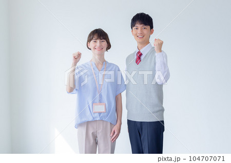 教育 高校生と外国人講師のポートレート 教育 高校生と外国人講師のポートレート 104707071