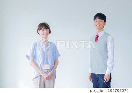 教育　高校生と外国人講師のポートレート 104707074