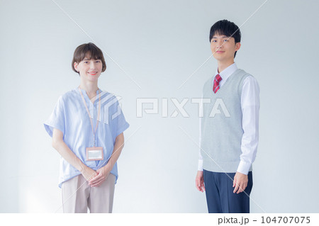 教育　高校生と外国人講師のポートレート 104707075