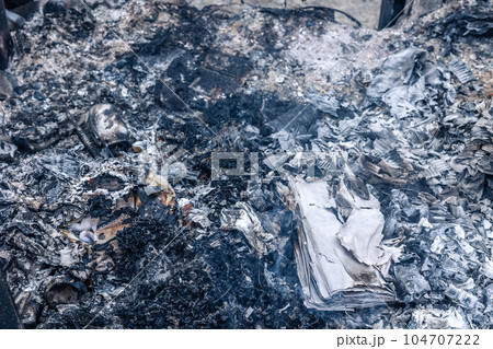 素材　燃えた後 104707222