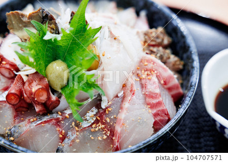 素材　海鮮丼 104707571
