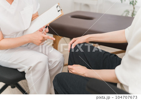 病院・整形外科で脚・膝の怪我のリハビリ・診察をするアジア人女性医師・理学療法士・看護師と患者 病院・整形外科で脚・膝の怪我のリハビリ・診察をするアジア人女性医師・理学療法士・看護師と患者 104707673