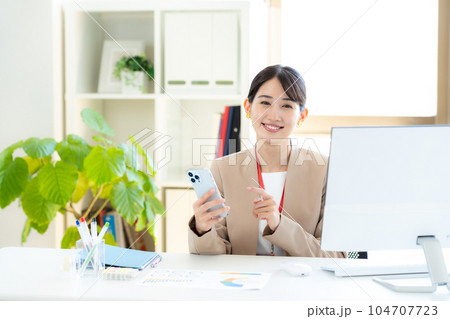 オフィスで働くビジネスウーマン 104707723