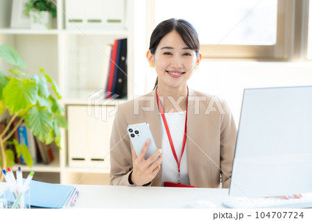 オフィスで働くビジネスウーマン 104707724
