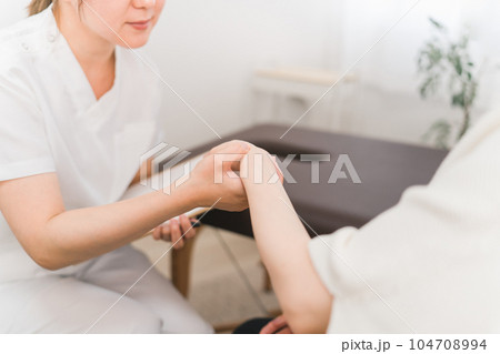 整形外科で腱鞘炎・親指の怪我をして悩む患者とカウンセリング・診察・問診する医師・看護師・カウンセラー 整形外科で腱鞘炎・親指の怪我をして悩む患者とカウンセリング・診察・問診する医師・看護師・カウンセラー 104708994