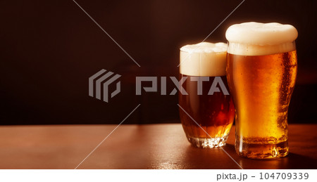 黒い余白を大きく取った構図にビールが2つ置いてあるカウンター AI画像 104709339