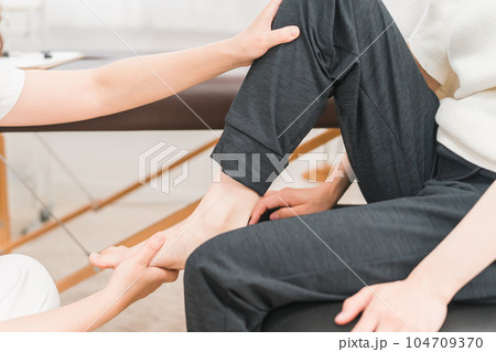 病院・整形外科で足の怪我のリハビリ治療を受けるアジア人女性と医師・理学療法士 病院・整形外科で足の怪我のリハビリ治療を受けるアジア人女性と医師・理学療法士 104709370