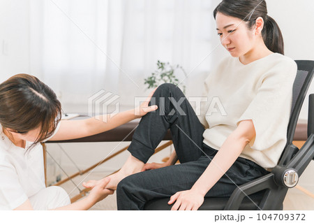 病院・整形外科で足の怪我のリハビリ治療を受けるアジア人女性と医師・理学療法士 病院・整形外科で足の怪我のリハビリ治療を受けるアジア人女性と医師・理学療法士 104709372