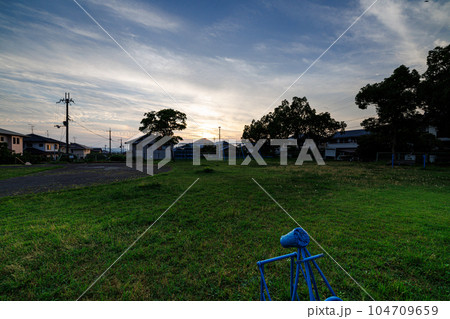 市街地公園の夏　曇り時々晴れ　日が沈んだ後の夕焼け空を眺める公園のお馬さん 104709659