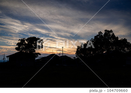 市街地公園の夏　曇り時々晴れ　夕焼けに美しく染まった空と雲 104709660