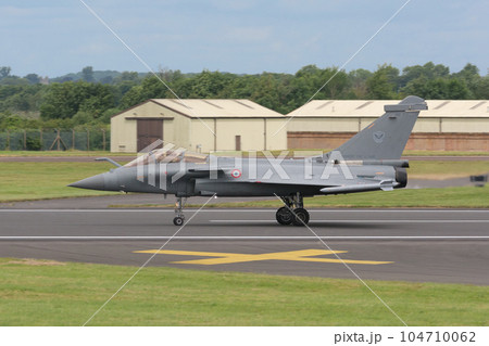 フランス空軍ラファール戦闘機着陸 104710062