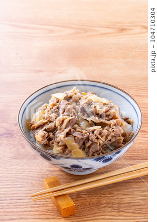 牛丼を食べる 牛丼を食べる 104710304