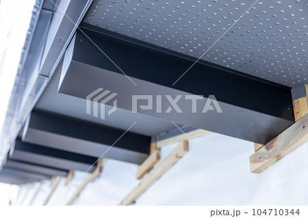 住宅新築現場の外桁の板金巻き 104710344