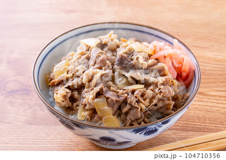 牛丼を食べる 牛丼を食べる 104710356
