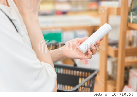 薬局・ドラッグストアで保湿ローション・ボディクリームの買い物をするアジア人女性 薬局・ドラッグストアで保湿ローション・ボディクリームの買い物をするアジア人女性 104710359