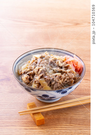 牛丼を食べる 牛丼を食べる 104710369
