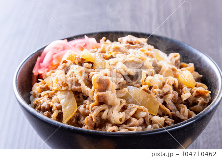 牛丼を食べる 牛丼を食べる 104710462