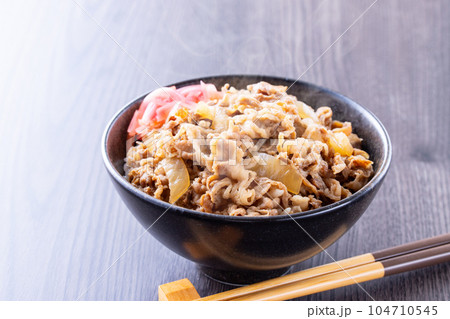 牛丼を食べる 牛丼を食べる 104710545