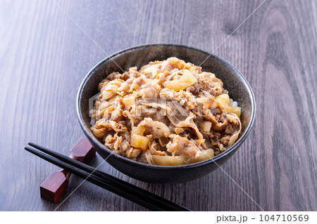 牛丼を食べる 牛丼を食べる 104710569