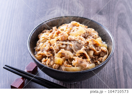 牛丼を食べる 牛丼を食べる 104710573