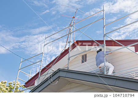 塗装工がペンキを塗る仕事風景の素材画像 塗装工がペンキを塗る仕事風景の素材画像 104710794