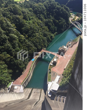 宮ヶ瀬ダム堤体から見下ろす風景 104711006