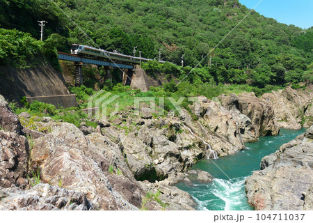 飛水峡を行くHC85特急ひだ　高山本線　上麻生-白川口 104711037