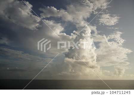 青空に浮かぶ白い雲 104711245