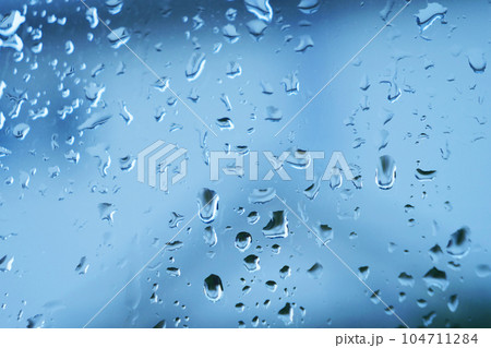 窓ガラスの雨粒 窓ガラスの雨粒 104711284