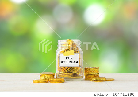 夢の実現のためのお金イメージ 104711290