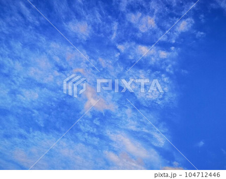 4月の青空と白い雲 4月の青空と白い雲 104712446