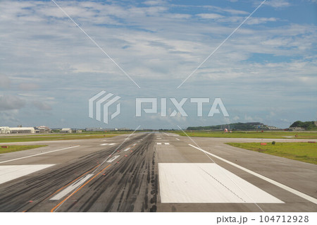 飛行機のある風景 104712928