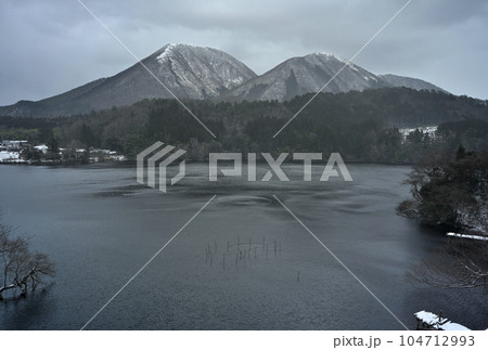 冬の浮布池 104712993