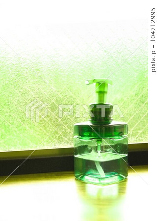緑色した泡ソープ容器が置かれている洗面所・トイレ 緑色した泡ソープ容器が置かれている洗面所・トイレ 104712995