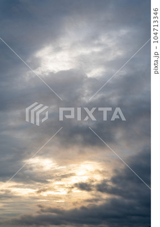 【素材】ドラマチックな空 104713346