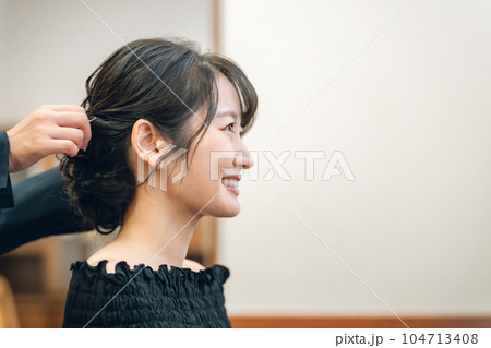 ブライズルーム・控室で結婚式・挙式の準備をする花嫁・新婦 ブライズルーム・控室で結婚式・挙式の準備をする花嫁・新婦 104713408