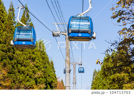 新潟湯沢町　絶景の空中散歩　紅葉の苗場ドラゴンドラ 104713703